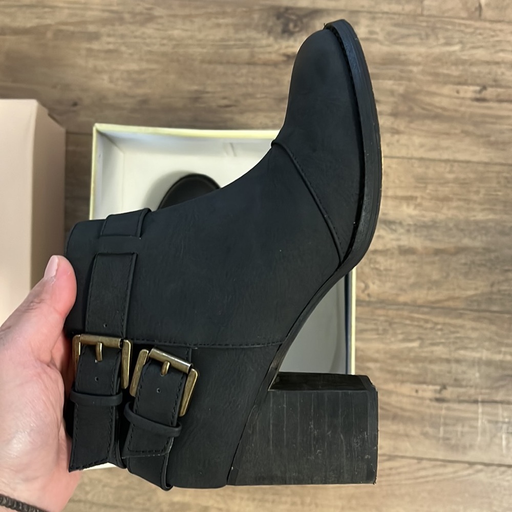 Restricted boots - Picture 3 of 5